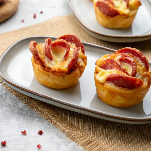 Rose di pasta sfoglia con salame
