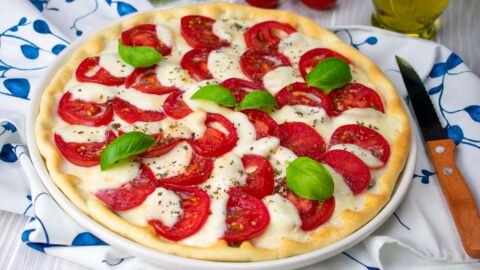 Crostata salata con pomodori e mozzarella
