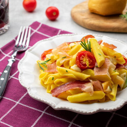 Garganelli con speck, scamorza e pomodorini