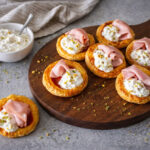 Pizzette di sfoglia con mortadella e stracciatella di burrata