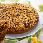 Torta di nocciole e gocce di cioccolato